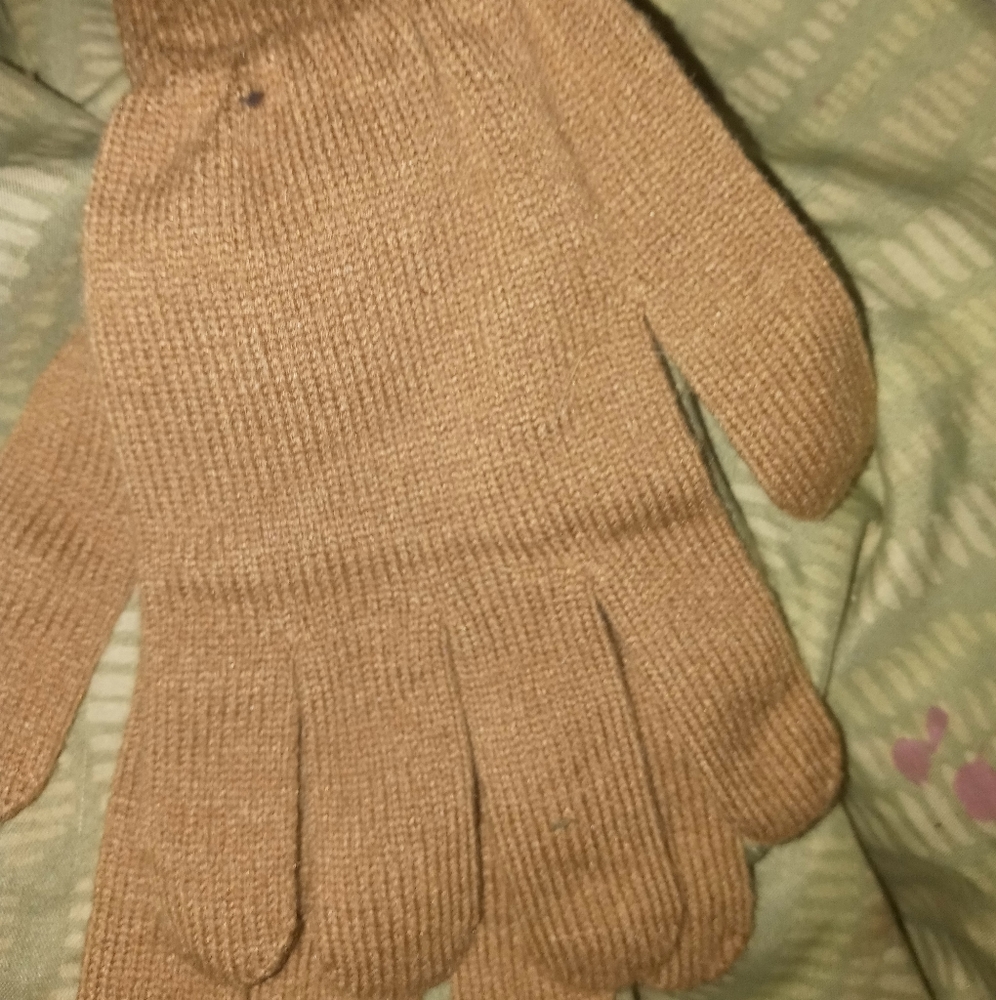 Light brown gloves